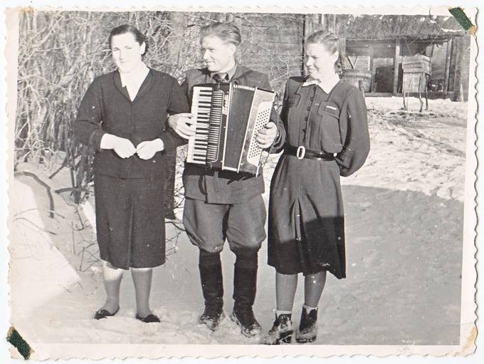 Liucija Vertelkaitė (pirma iš dešinės) su draugais Vaičekonių sodyboje Pervalkų kaime 